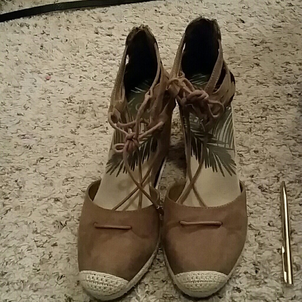 Taupe colored DV wedges.